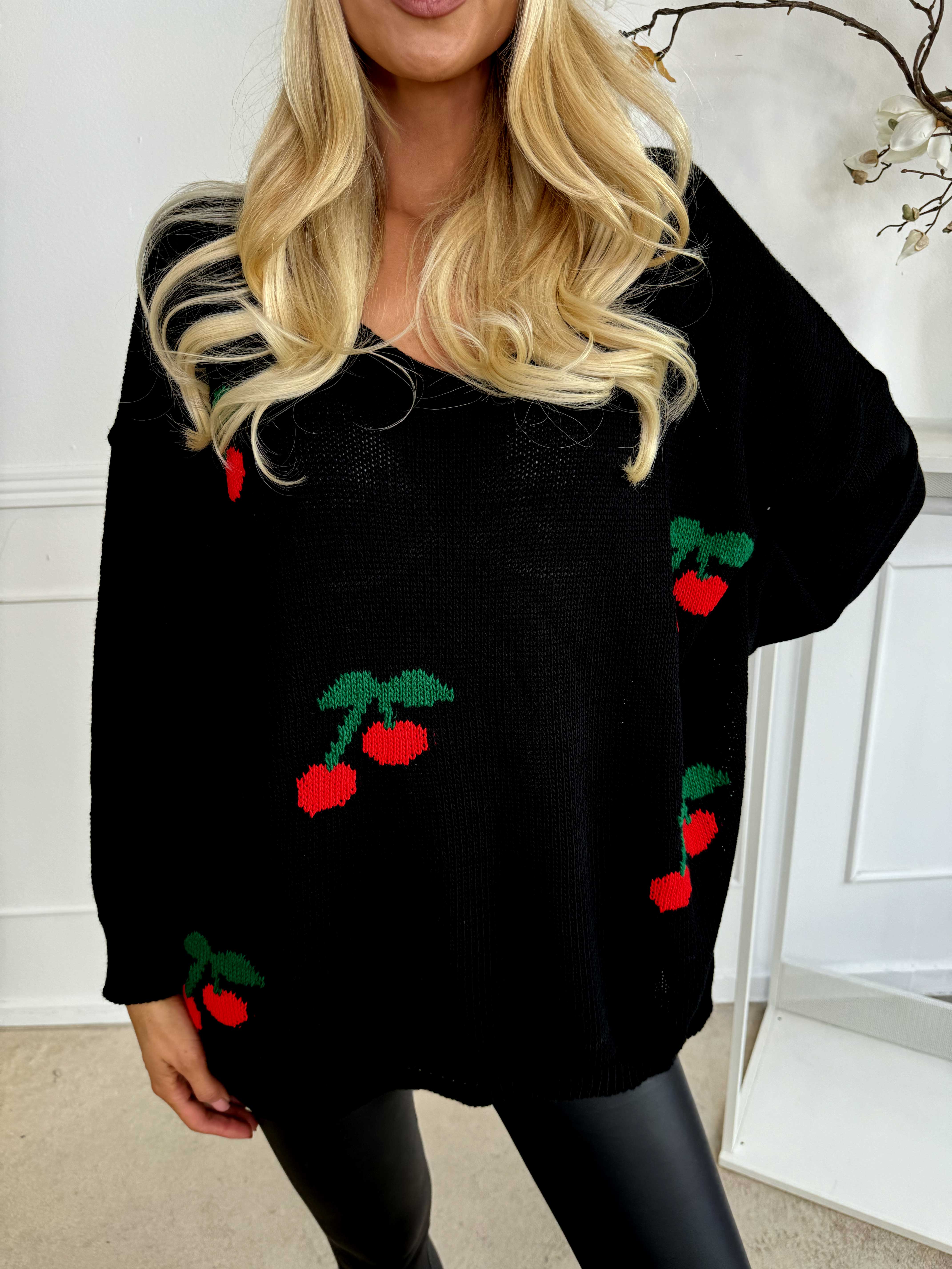 Cherry - Stickad blus med körsbär